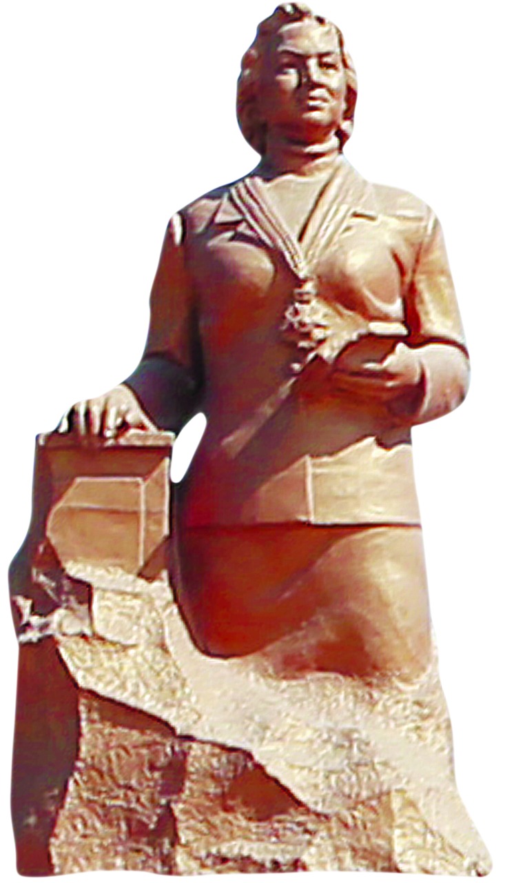 تمثال للدكتورة سعاد كفافي