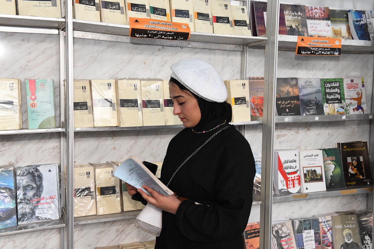 وزيرة الثقافة ومحافظ قنا يفتتحان النسخة الرابعة من معرض الكتاب (3)
