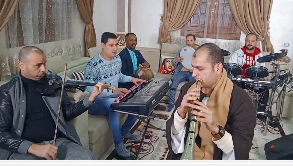 عماد الحاج متمكن في عزفه على المزمار
