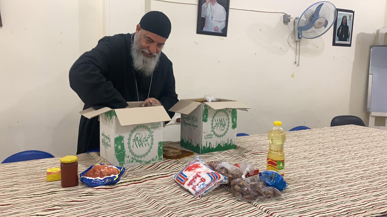 القمص يؤنس أديب يجهز كراتين رمضان 
