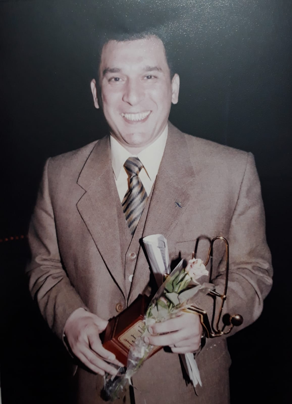 الإعلامى عبد الفتاح حسن خلال حصوله على جائزة