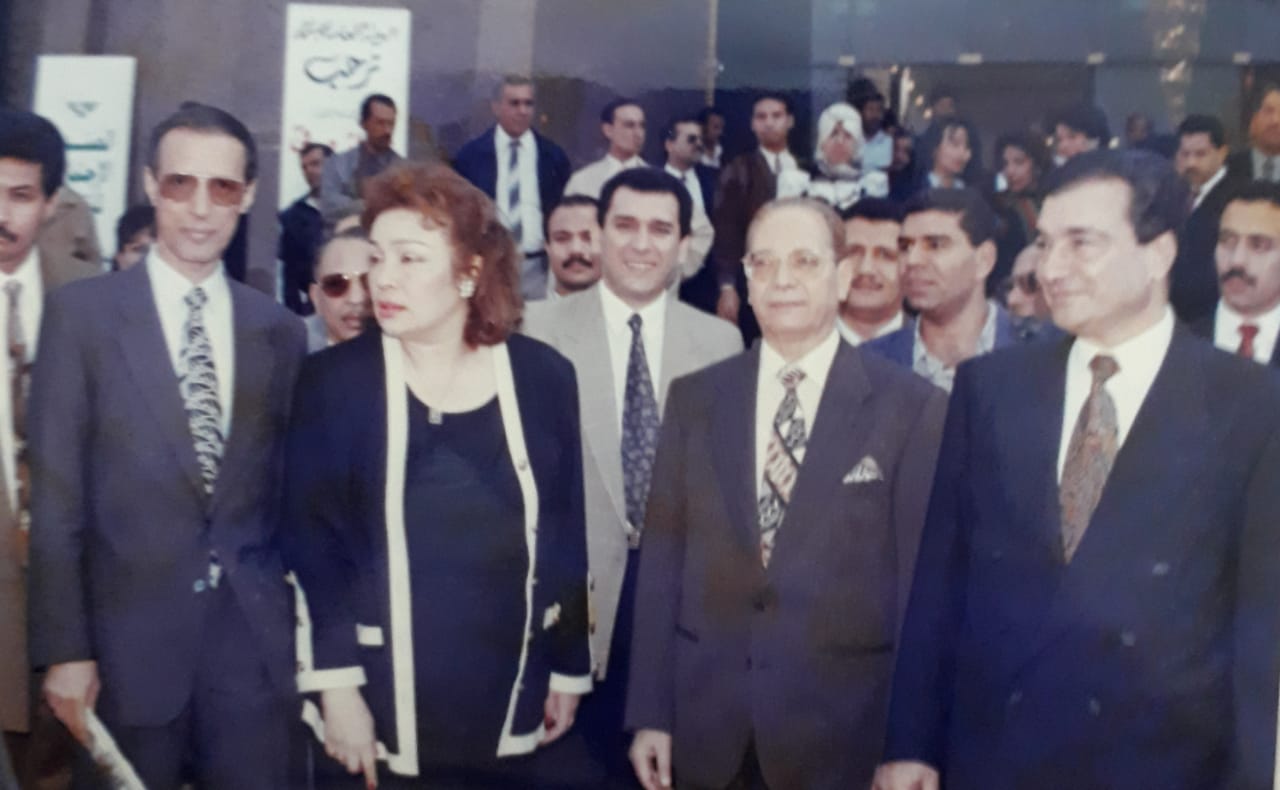 الإذاعى عبد الفتاح حسن مع أمين بسونى وحمدى الكنيسى وعدد من كبار الإعلاميين