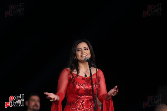  فقرة ايمان عبد الغني المطرب ياسر سليمان حفلا غنائيا ضمن فعاليات مهرجان دندرة للموسيقى والغناء (7)