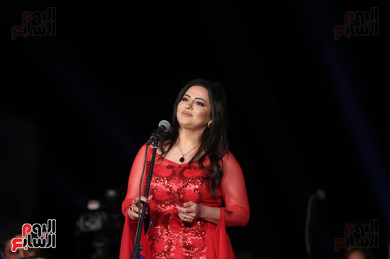  فقرة ايمان عبد الغني المطرب ياسر سليمان حفلا غنائيا ضمن فعاليات مهرجان دندرة للموسيقى والغناء (5)