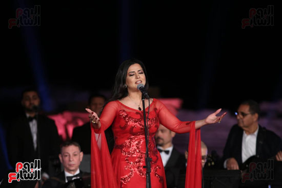  فقرة ايمان عبد الغني المطرب ياسر سليمان حفلا غنائيا ضمن فعاليات مهرجان دندرة للموسيقى والغناء (6)