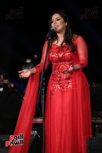  فقرة ايمان عبد الغني المطرب ياسر سليمان حفلا غنائيا ضمن فعاليات مهرجان دندرة للموسيقى والغناء (4)
