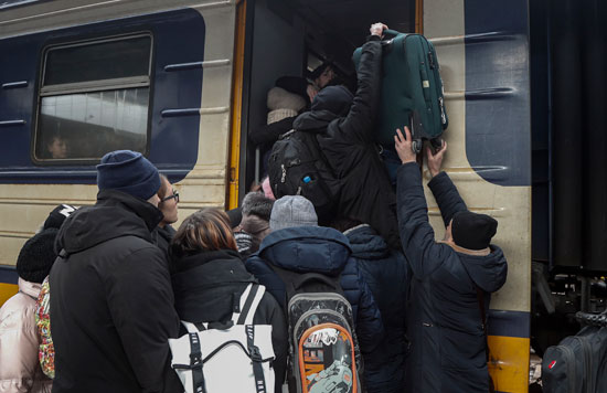 المواطنون يحاولون ركوب القطار للفرار من كييف