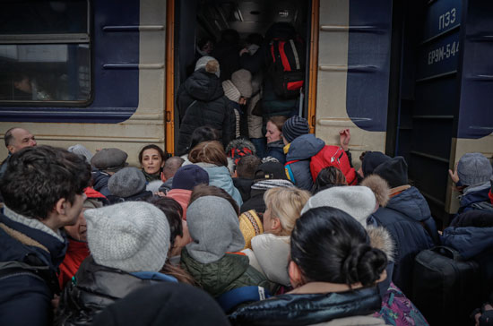 مواطنون يحاولون ركوب القطار للفرار من كييف