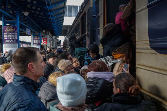 توافد على محطة القطار الرئيسية أثناء محاولتهم الفرار من كييف