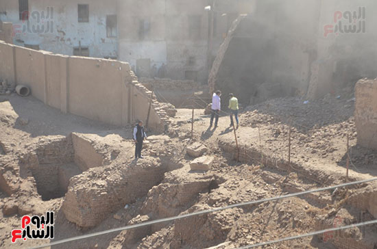 إزالة المنازل المتهالكة حول معبد خنوم الفرعونى