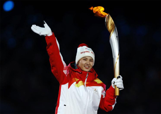 جيا الصينية تحمل شعلة أولمبياد المعاقين خلال حفل الافتتاح