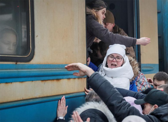 التدافع على القطار للهروب من أوكرانيا