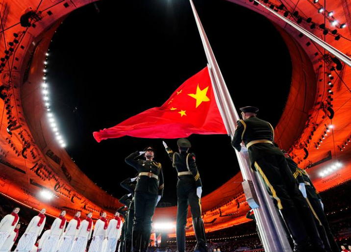 رفع علم الصين خلال حفل الافتتاح