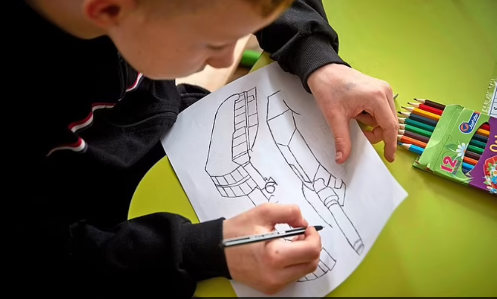 طفل يرسم دبابة