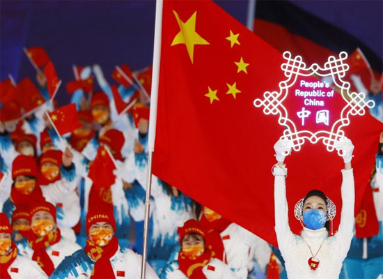 يقود حاملو العلم قوه يوجي من الصين ووانغ تشيدونغ من الصين كتيبتهم خلال استعراض الرياضيين