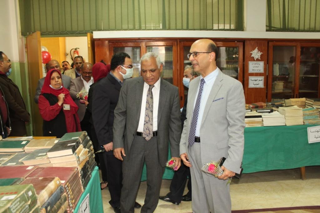 جامعة أسيوط تشهد انطلاق فعاليات معرض الكتب القديمة بكلية الهندسة (2)