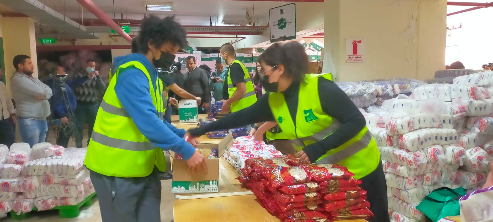 مساعدات غذائية لدعم الأسر المستحقة و الأولي بالرعاية لتوفير احتياجاتهم خلال شهر رمضان مساعدات غذائية لدعم الأسر المستحقة و الأولي بالرعاية لتوفير احتياجاتهم خلال شهر رمضان