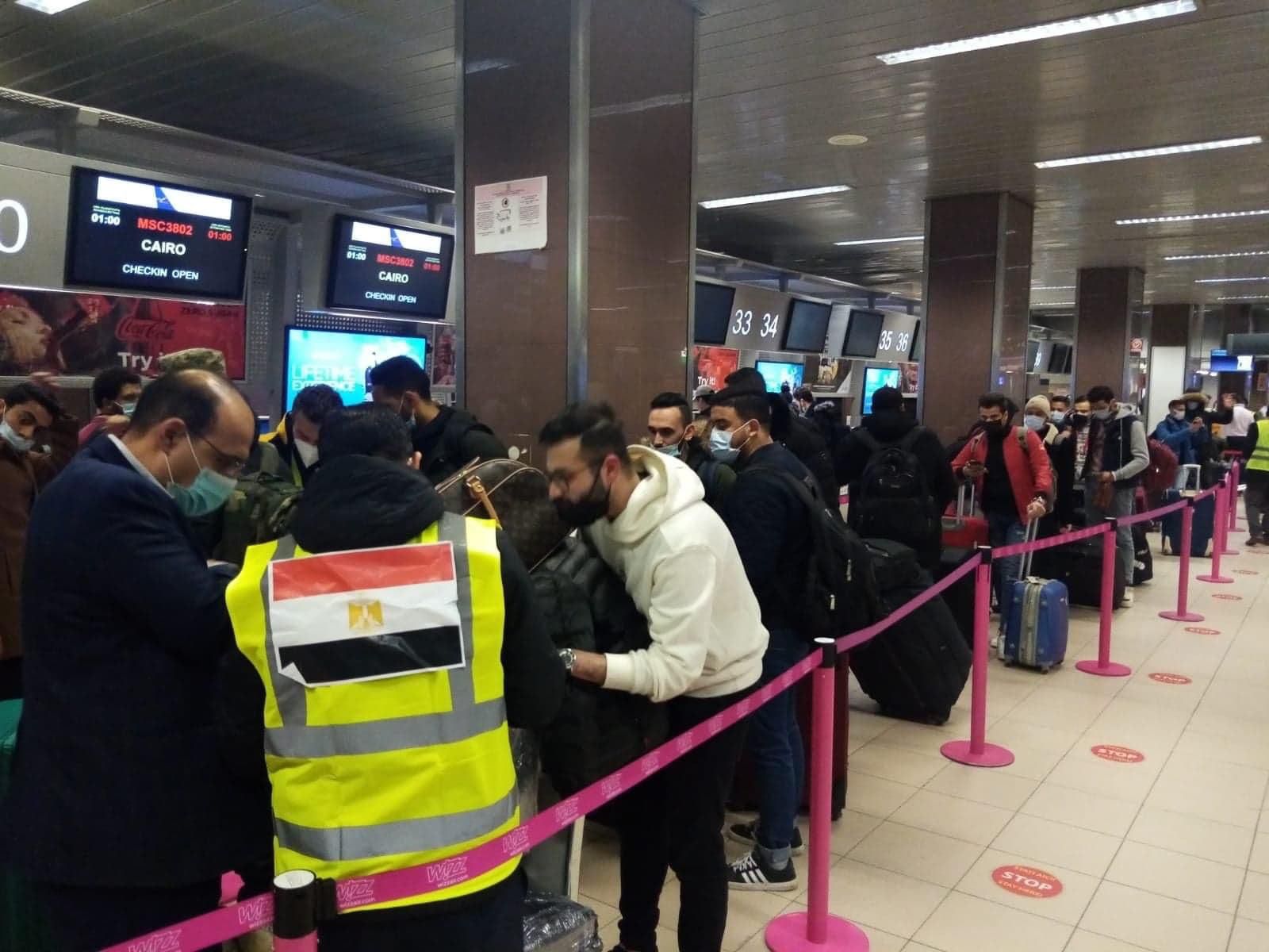 سلطات المطار تنهي أوراق العائدين من اوكرانيا
