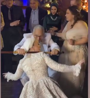 عبد الرجمن ابو زهرة يرقص مع حفيده في زفافها  (3)