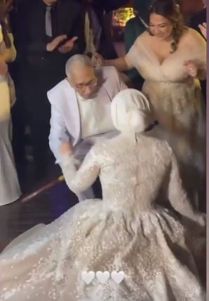 عبد الرجمن ابو زهرة يرقص مع حفيده في زفافها  (2)
