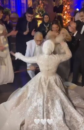 عبد الرجمن ابو زهرة يرقص مع حفيده في زفافها  (1)