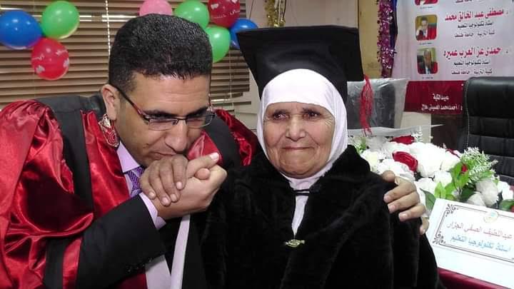 الدكتور حمدى محمود يقبل يد امه