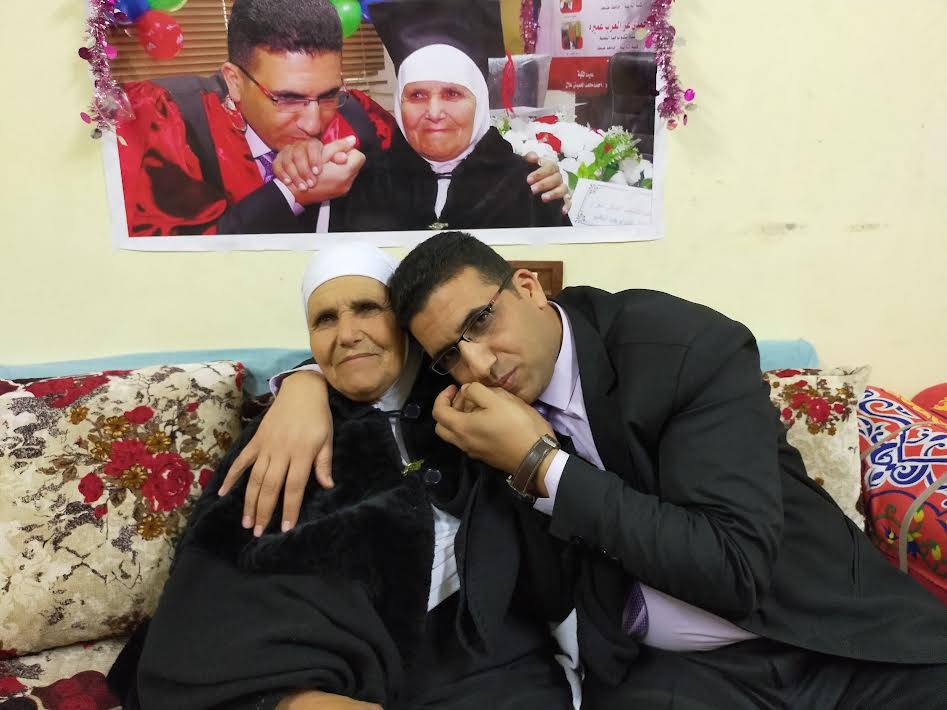 الدكتور حمدى محمود يحتضن والدته