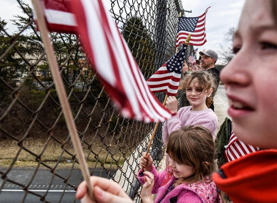 الأطفال يحملن أعلام أمريكا