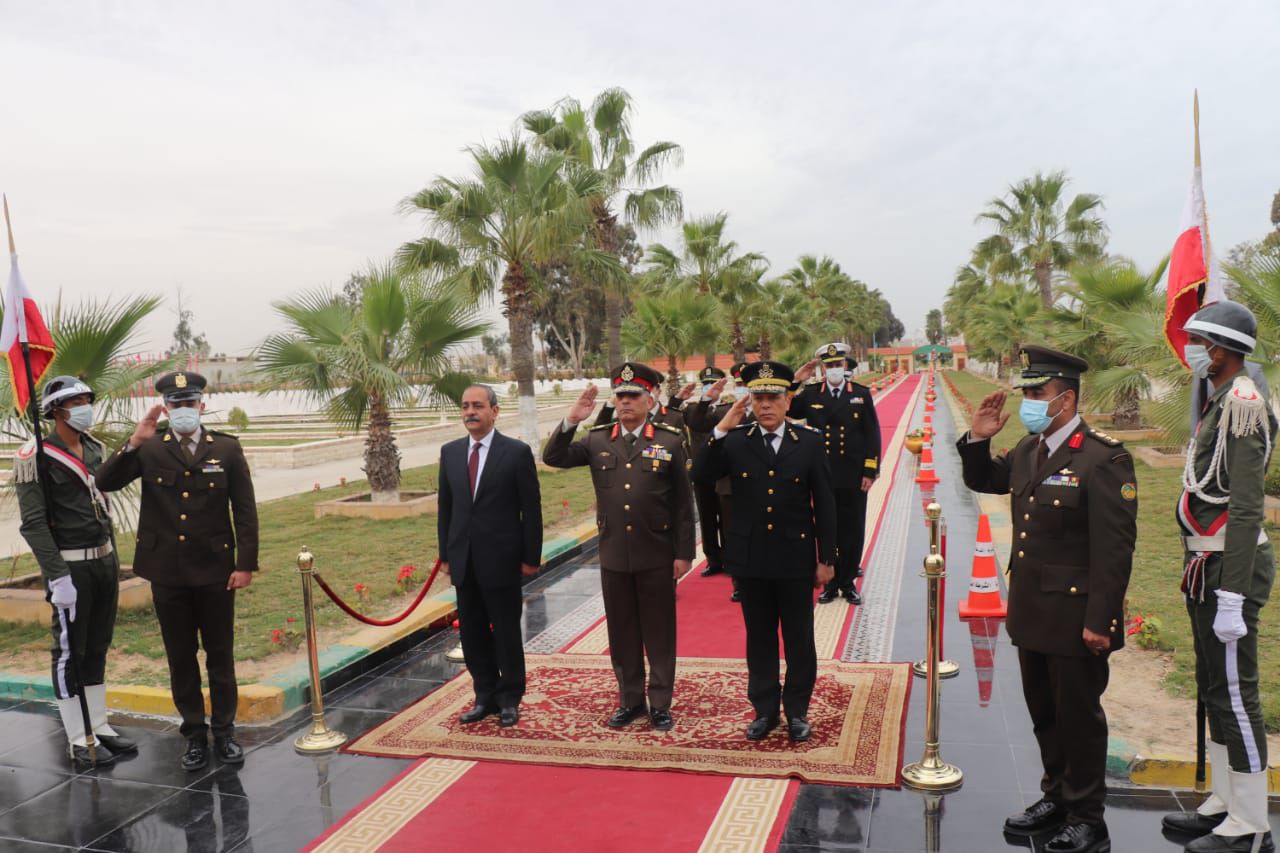  وزير الدفاع يضع  إكليل الزهور على النصب التذكارى لشهداء القوات المسلحة (12)