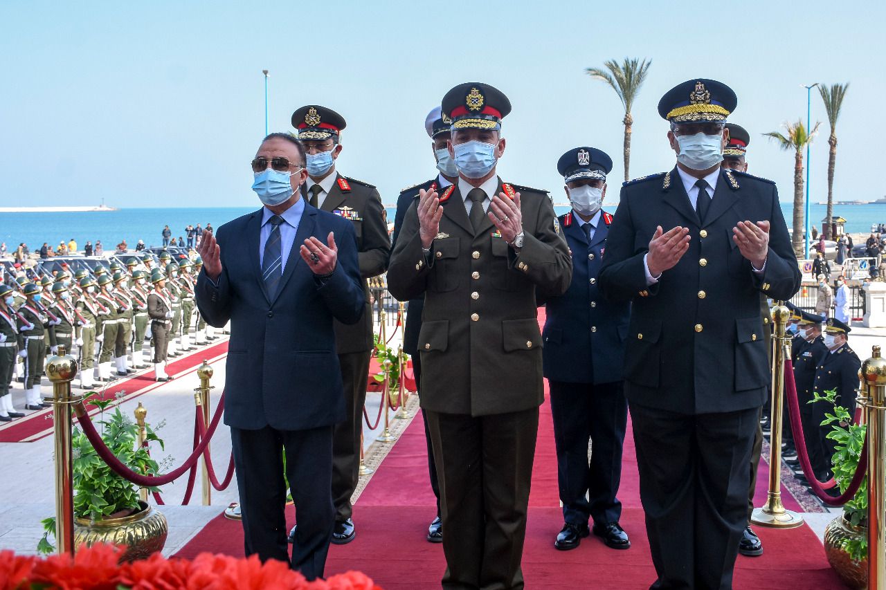  وزير الدفاع يضع  إكليل الزهور على النصب التذكارى لشهداء القوات المسلحة (11)