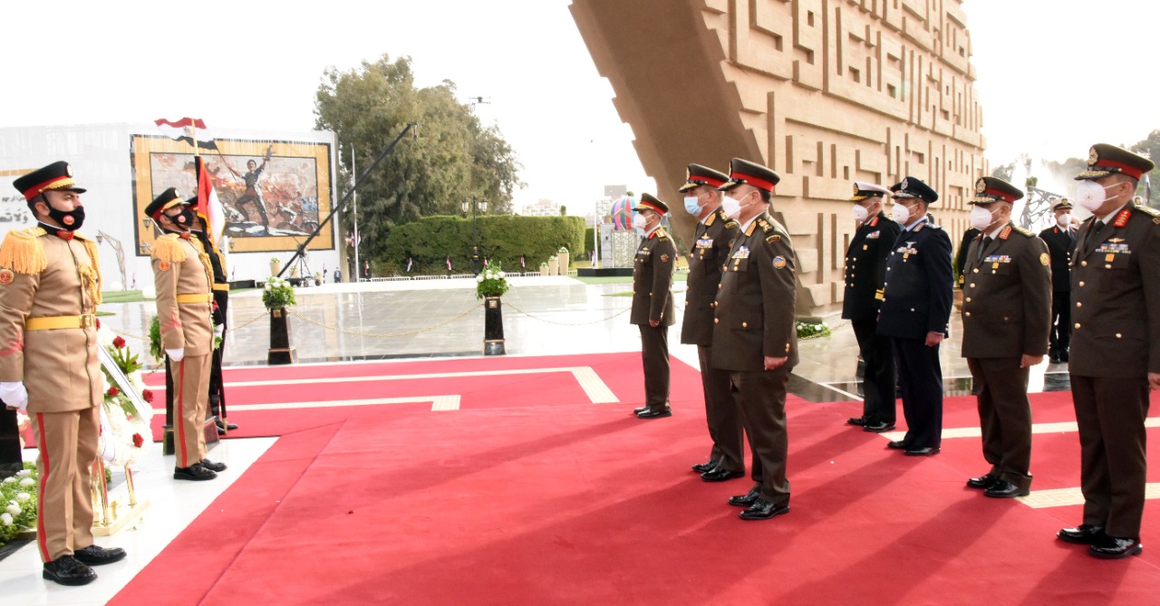  وزير الدفاع يضع  إكليل الزهور على النصب التذكارى لشهداء القوات المسلحة (6)