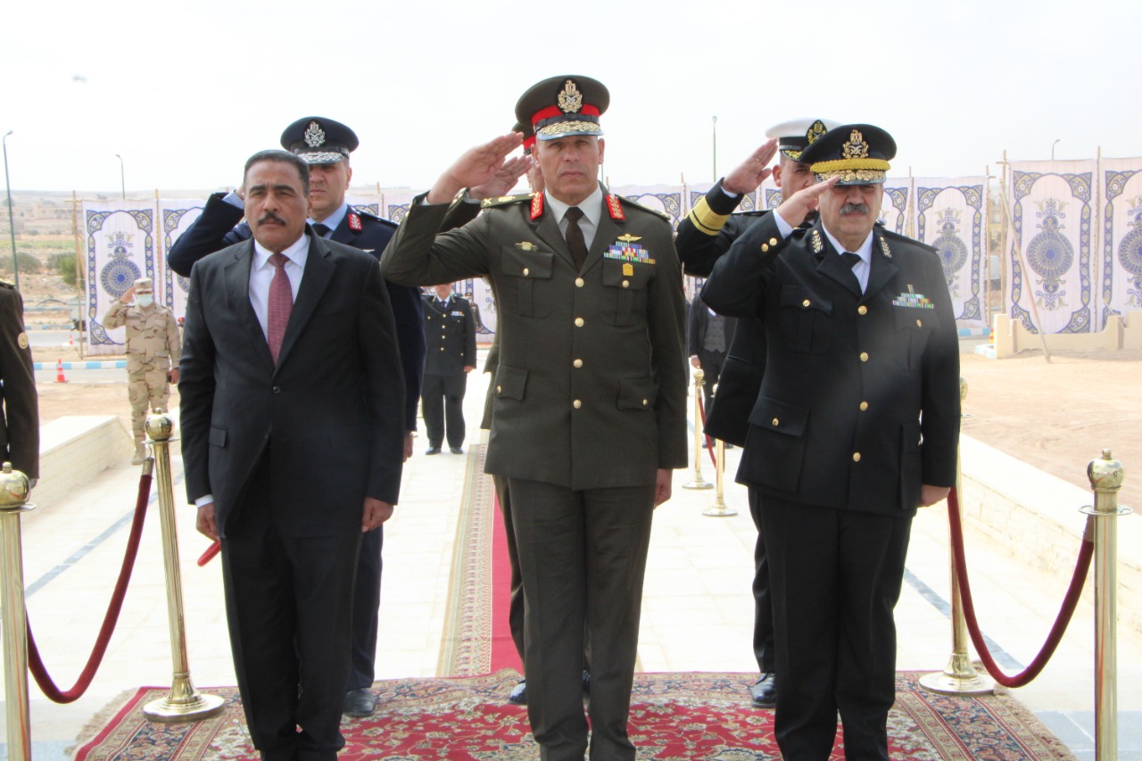  وزير الدفاع يضع  إكليل الزهور على النصب التذكارى لشهداء القوات المسلحة (9)