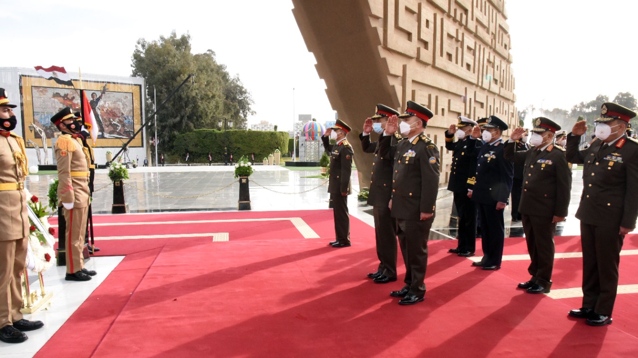  وزير الدفاع يضع  إكليل الزهور على النصب التذكارى لشهداء القوات المسلحة (2)