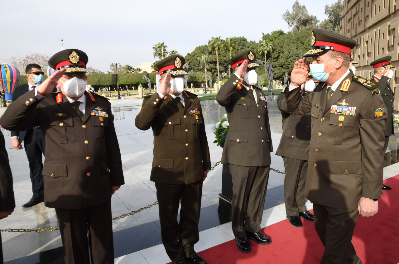  وزير الدفاع يضع  إكليل الزهور على النصب التذكارى لشهداء القوات المسلحة (1)