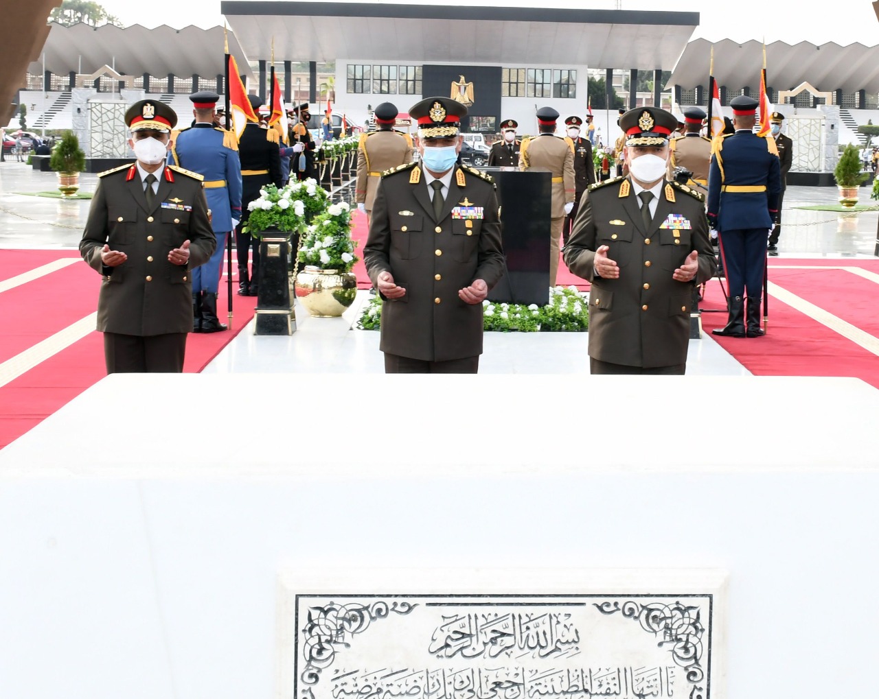  وزير الدفاع يضع  إكليل الزهور على النصب التذكارى لشهداء القوات المسلحة (8)