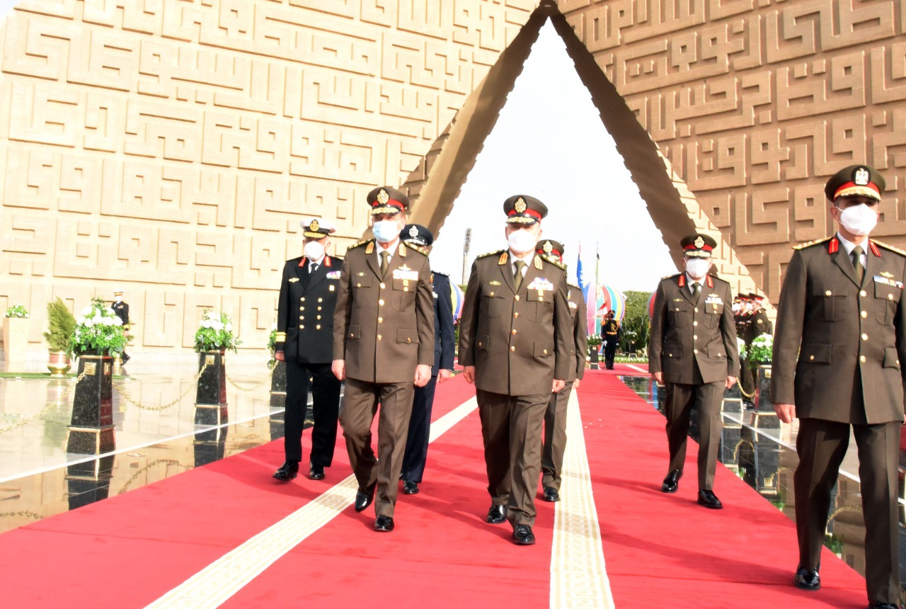  وزير الدفاع يضع  إكليل الزهور على النصب التذكارى لشهداء القوات المسلحة (5)