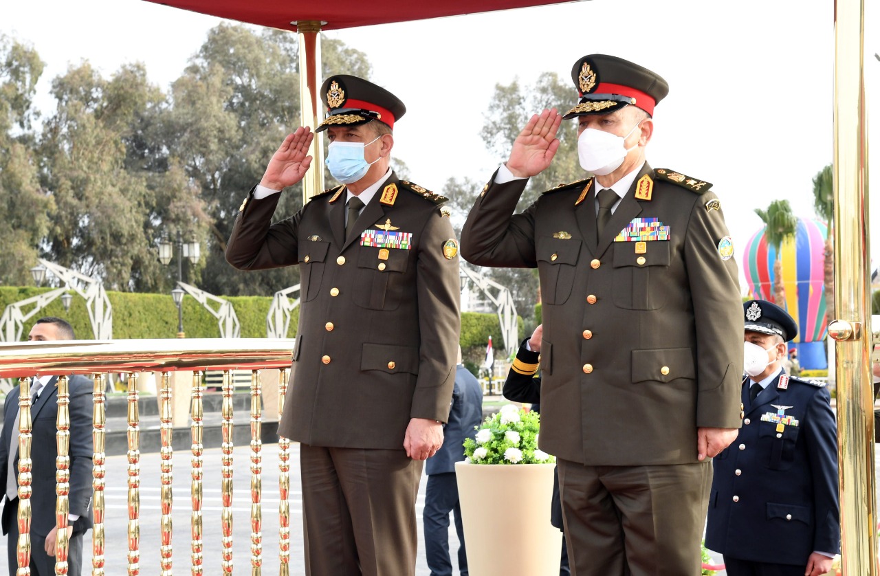  وزير الدفاع يضع  إكليل الزهور على النصب التذكارى لشهداء القوات المسلحة (3)