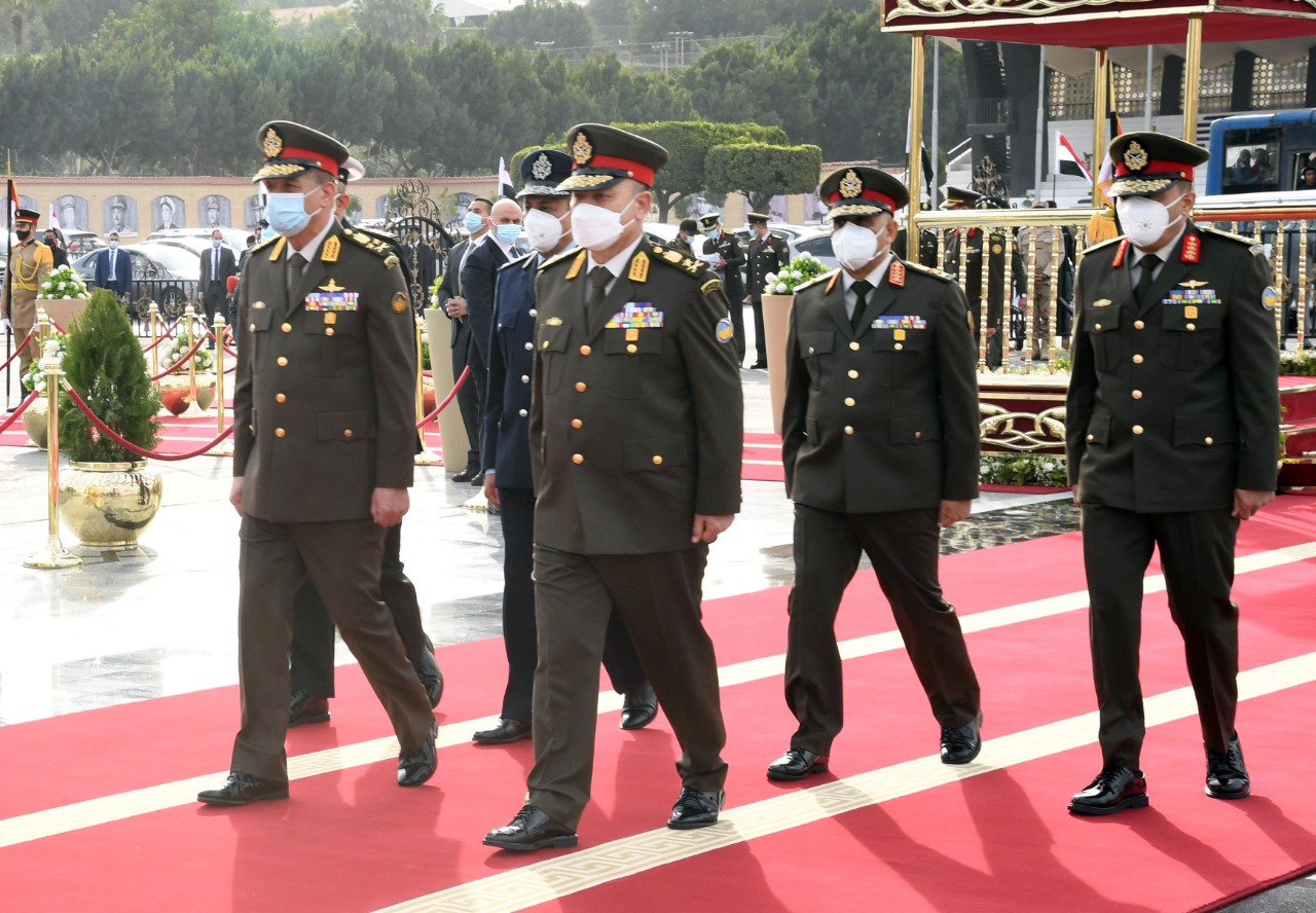  وزير الدفاع يضع  إكليل الزهور على النصب التذكارى لشهداء القوات المسلحة (7)