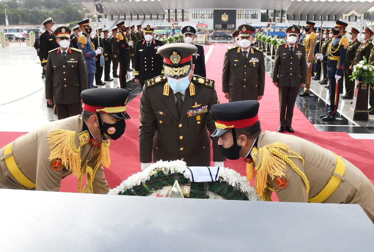  وزير الدفاع يضع  إكليل الزهور على النصب التذكارى لشهداء القوات المسلحة (4)
