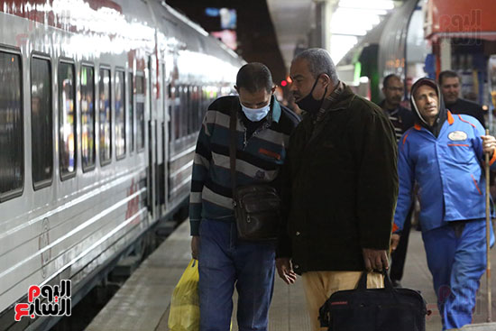 أول قطار درجة ثالثة مكيفة ينطلق من محطة مصر فى اتجاه أسوان (12)