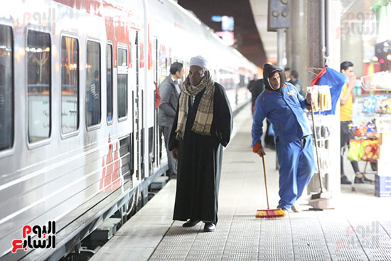 أول قطار درجة ثالثة مكيفة ينطلق من محطة مصر فى اتجاه أسوان (11)