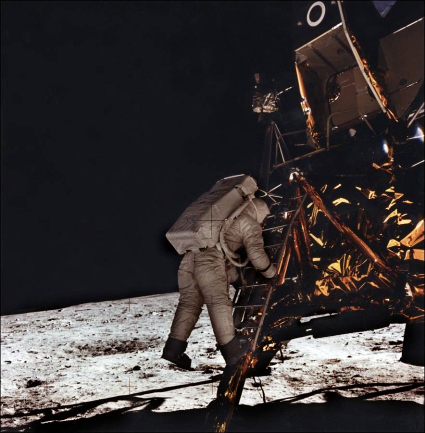 احدي الصور النادرة لسطح القمر