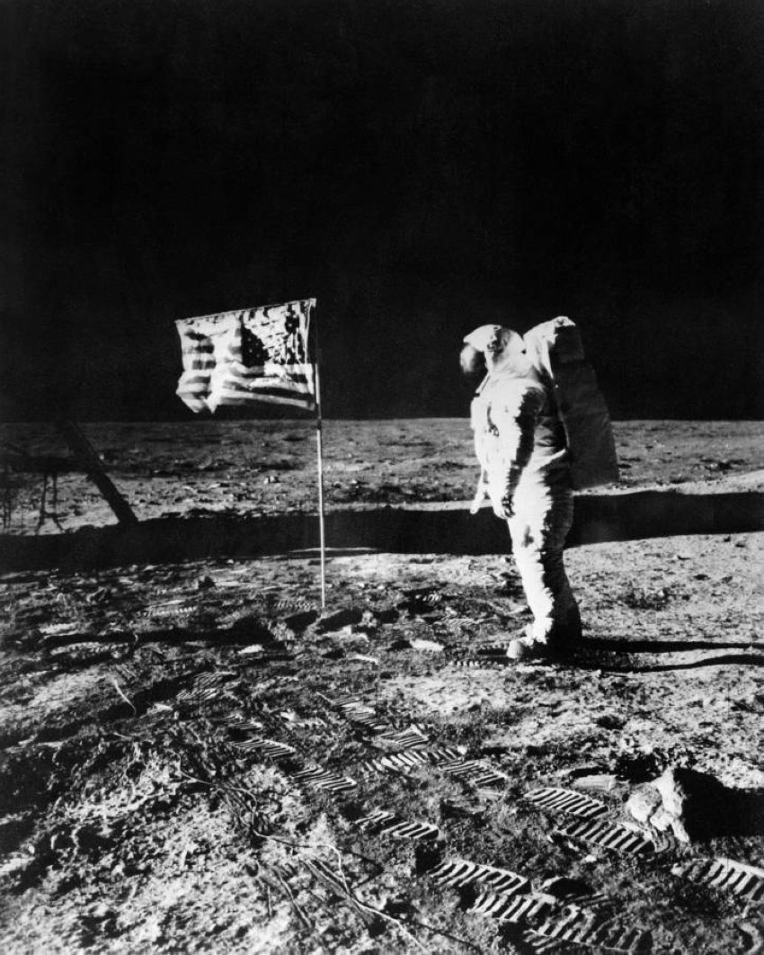 الصور الاولي لسطح القمر