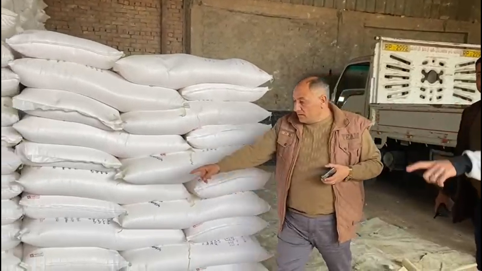 هاني السيسى رئيس حي الوراق خلال الحملة هاني السيسى رئيس حي الوراق خلال الحملة