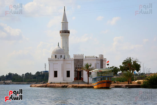 المسجد يتوسط الجزيرة
