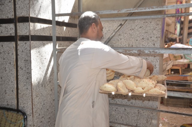 بيع الخبز للمواطنين بصورة طبيعية