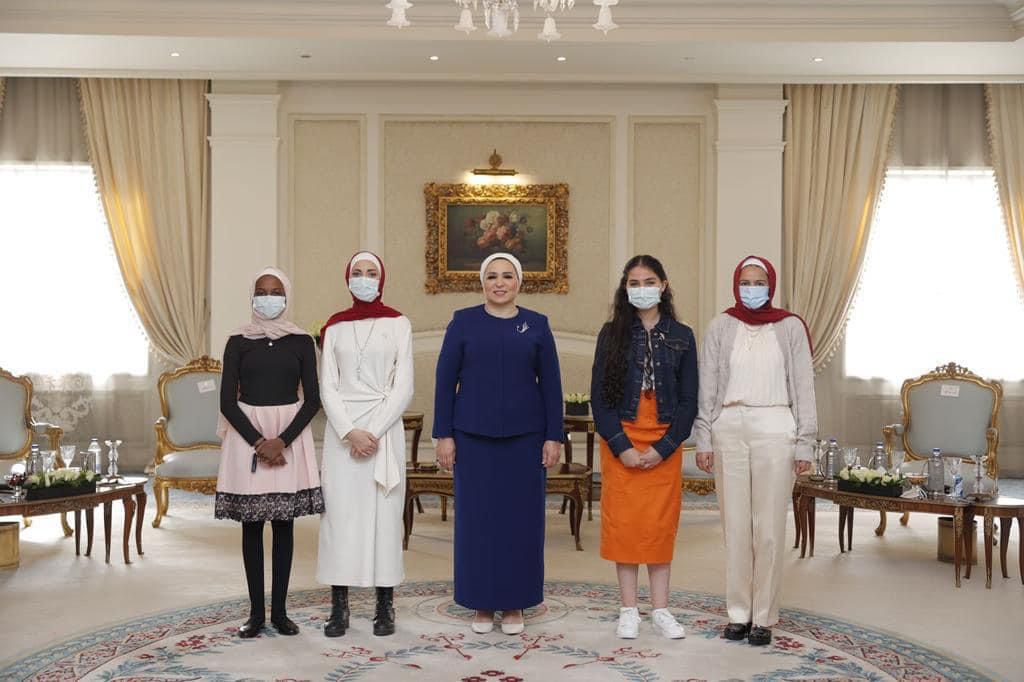 السيدة انتصار السيسى سعيدة بإطلاق مبادرتي دوى ونورة لتمكين الفتاة المصرية السيدة انتصار السيسى سعيدة بإطلاق مبادرتي دوى ونورة لتمكين الفتاة المصرية