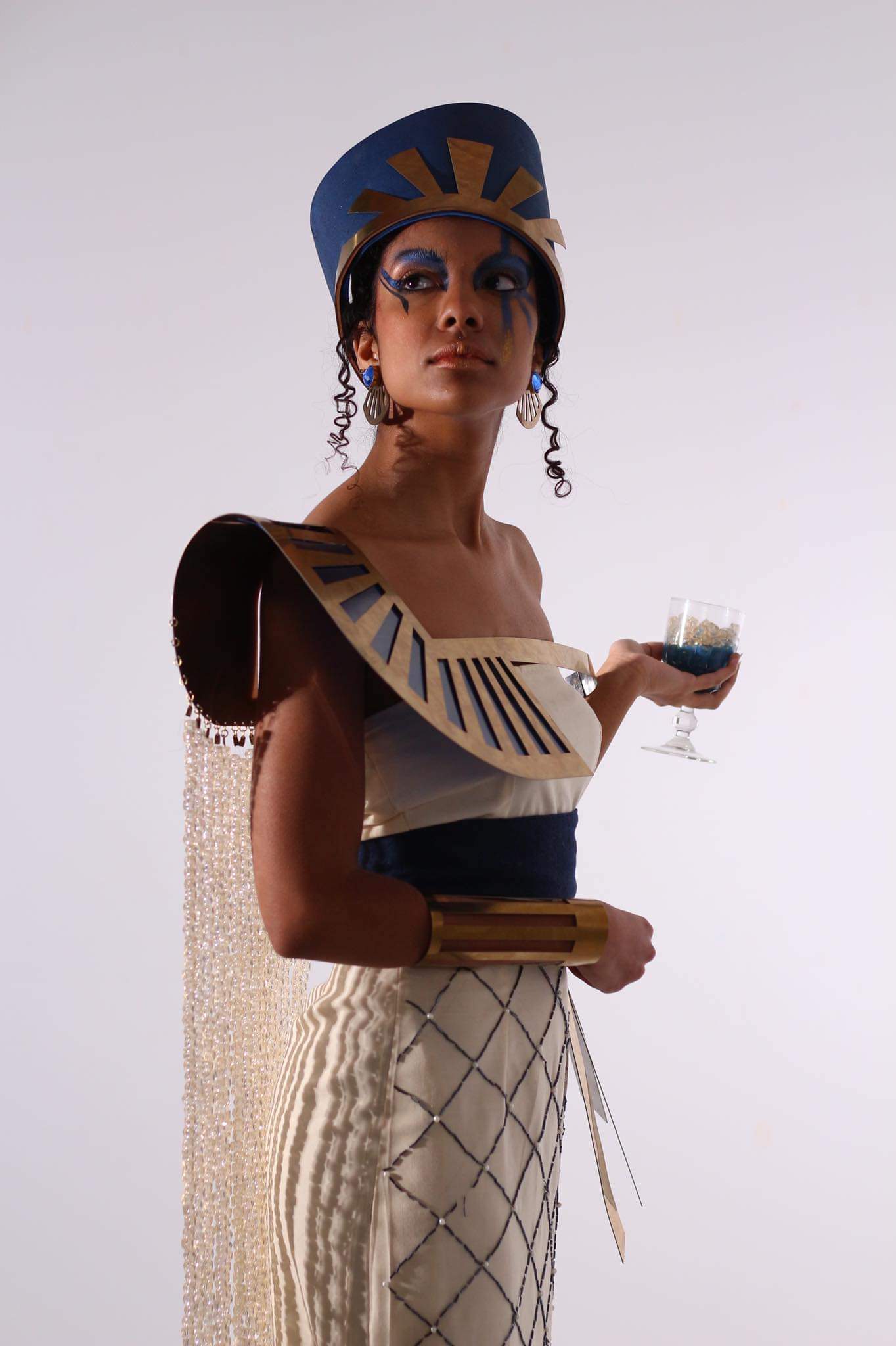 تصميم أزياء مسرحية لشخصيات تاريخية مستوحاه من إحدى الحضارات القديمة (24)