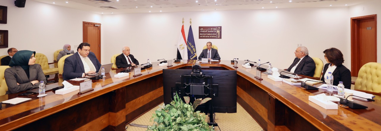وزير الاتصالات عمرو طلعت ومسئولي الوزارة