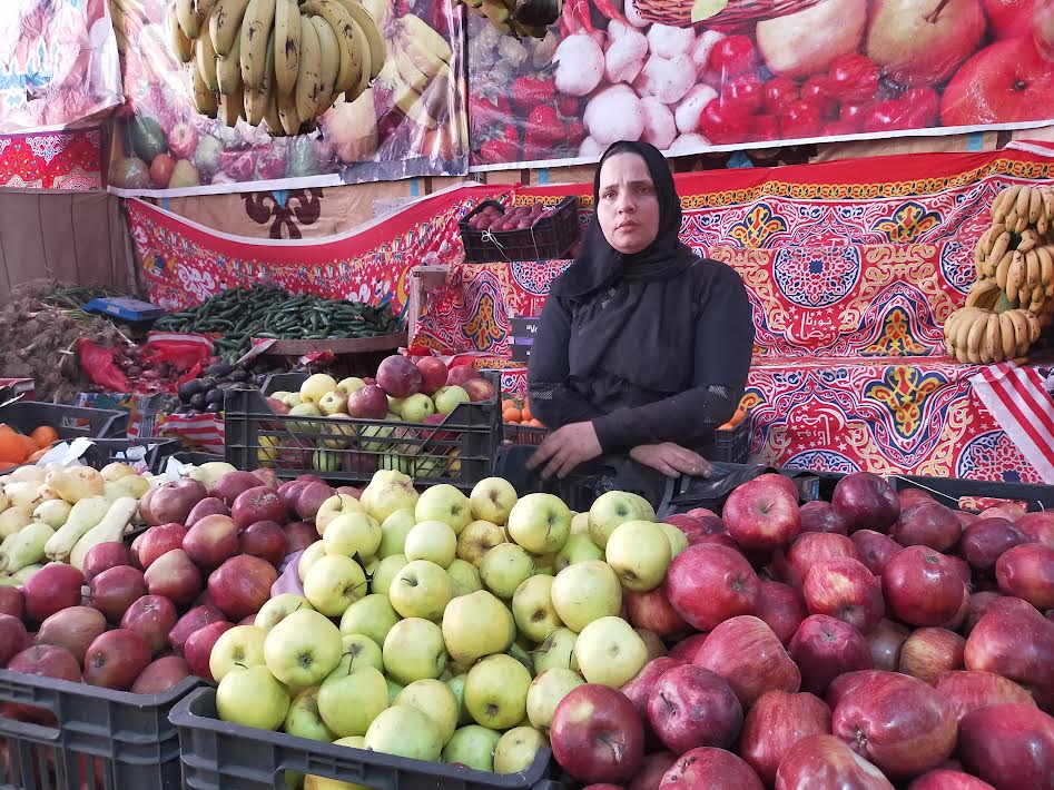 سيدة تبيع فاكهة